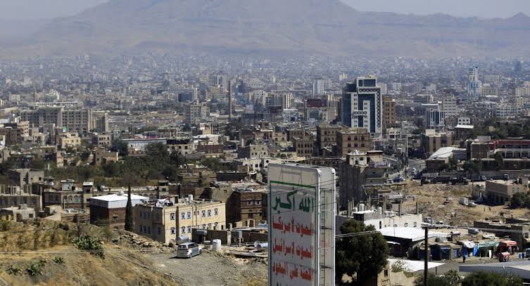 الحكومة تدين عمليات التهجير الحوثي لسكان أبراج الأوقاف بصنعاء