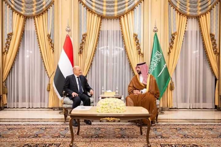 الرئيس العليمي يناقش مع بن سلمان خارطة الطريق السعودية لإنهاء النزاع في اليمن