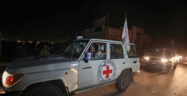 القسام تسلم الصليب الأحمر 14 أسيرا إسرائيليا و3 أجانب