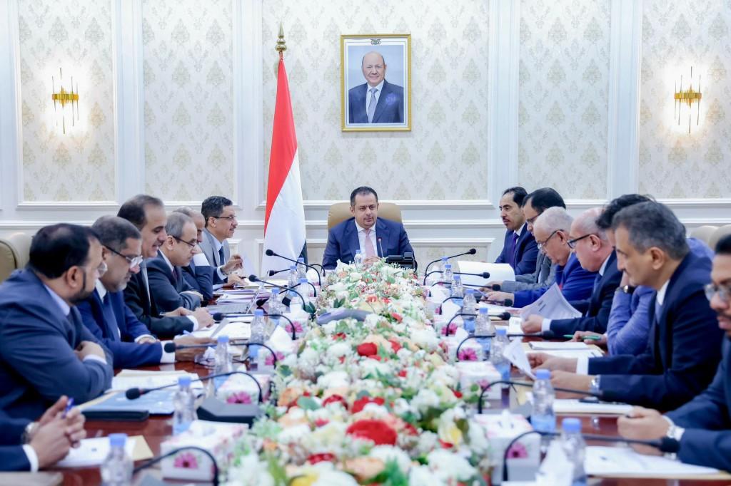 الحكومة: استمرار الحوثيين بتهديد الملاحة الدولية يضر بالاقتصاد الوطني