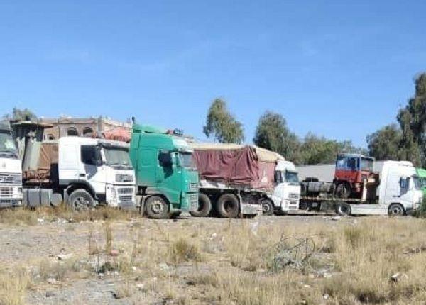 جماعة الحوثي تمنع عشرات شاحنات البضائع من العمل في موانئ الحديدة