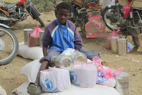 وكالة أممية تعلن إيقاف توزيع المساعدات الغذائية في مناطق الحوثيين