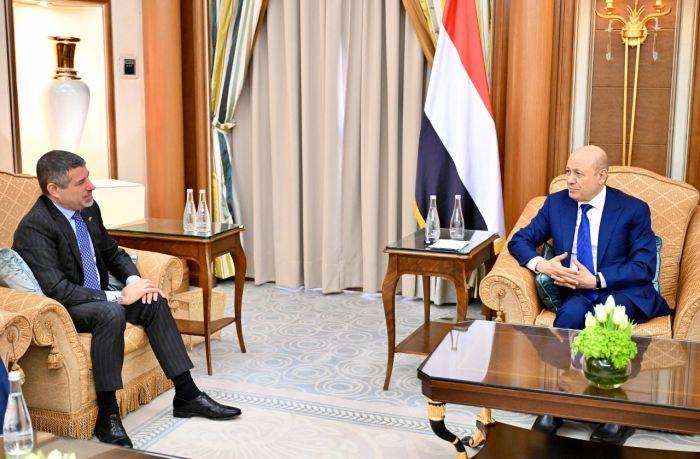 الرئيس العليمي يبحث مع السفير الأمريكي تداعيات تهديدات الحوثيين للملاحة الدولية