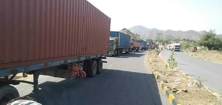 صنعاء: جماعة الحوثي تغلق الطريق أمام شاحنات النقل الثقيل القادمة من الحديدة