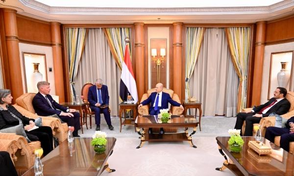 الرئيس العليمي يدعو لدفع الحوثيين نحو التعاطي الجاد مع جهود السلام