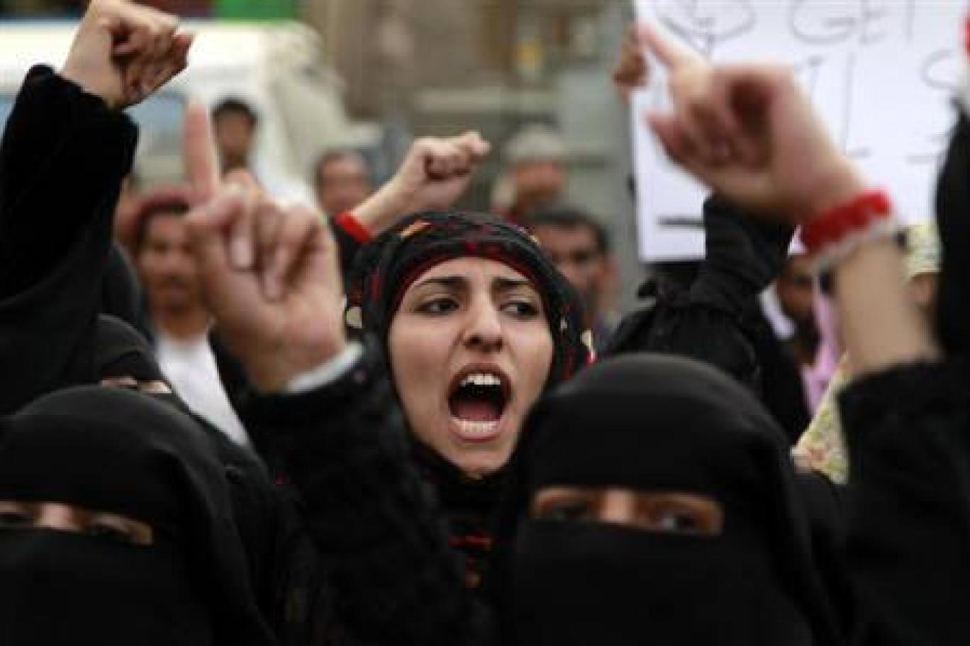 «أمن دولة».. جماعة الحوثي تمنع صحفية وصديقاتها بصعناء من السفر