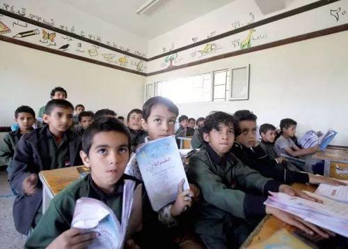 جماعة الحوثي تجبر الطلاب على شراء المناهج الدراسية عوضًا عن توفيرها للمدارس