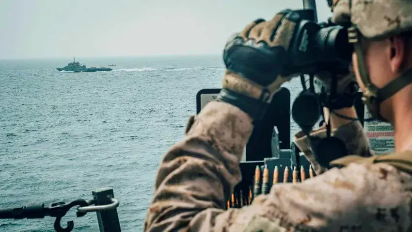 البحرية البريطانية تؤكد استهداف الحوثيين سفينة جديدة والبنتاغون يدرس الحلول