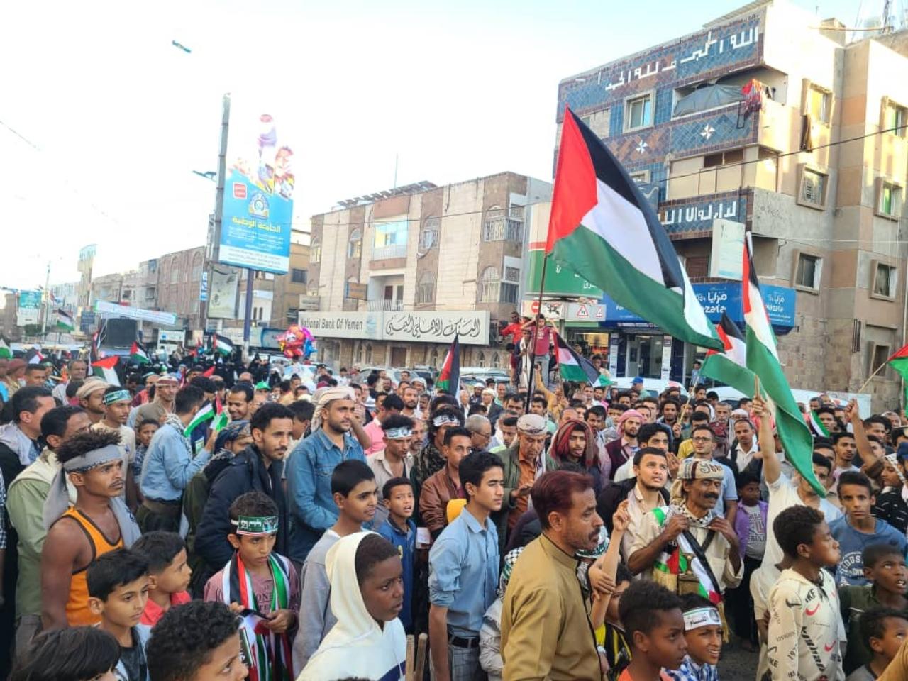 المئات يتظاهرون في تعز تنديدا بالمجازر الإسرائيلية في غزة