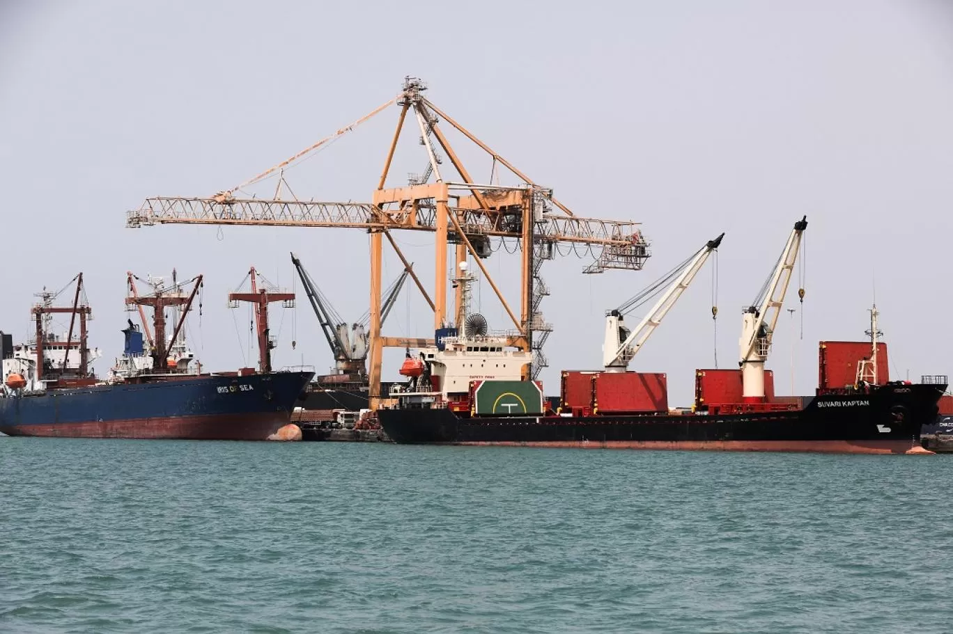الحوثيون يفرغون شحنة وقود مشبوهة في أحد موانئ الحديدة