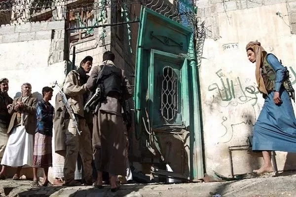 الحوثيون يهجرون سكان مدينة العمال في الحديدة بذريعة قصف إسرائيلي وشيك