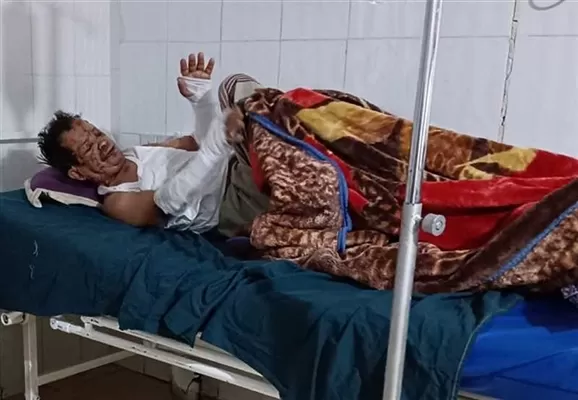 تدهور صحة بائع الزلابيا في إب بعد تنصل الحوثيين من التزامهم بعلاجه