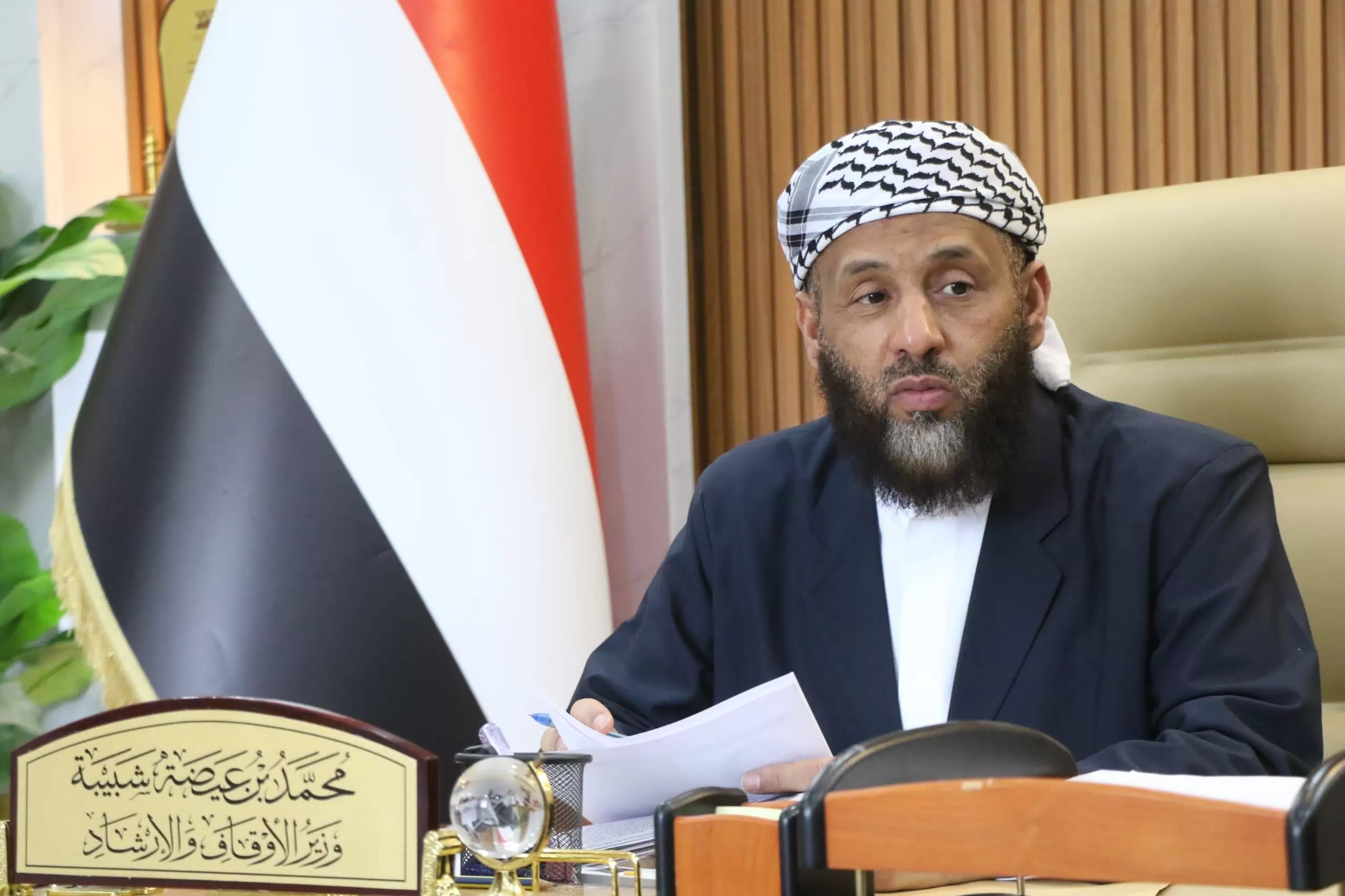 وزير يمني يحمل الحوثيين مسؤولية عرقلة سفر الحجاج بعد قصف مطار صنعاء