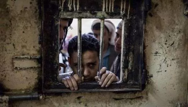 مصادر: قيادات حوثية تمارس ابتزازًا ماليًا ممنهجًا بحق مختطفين مدنيين دون تهم (تفاصيل)