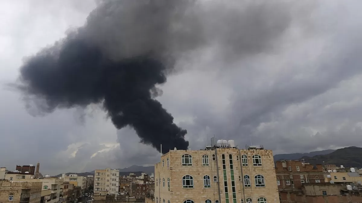 قتلى وجرحى وخسائر مادية في مواقع للحوثيين بصنعاء نتيجة الغارات الإسرائيلية