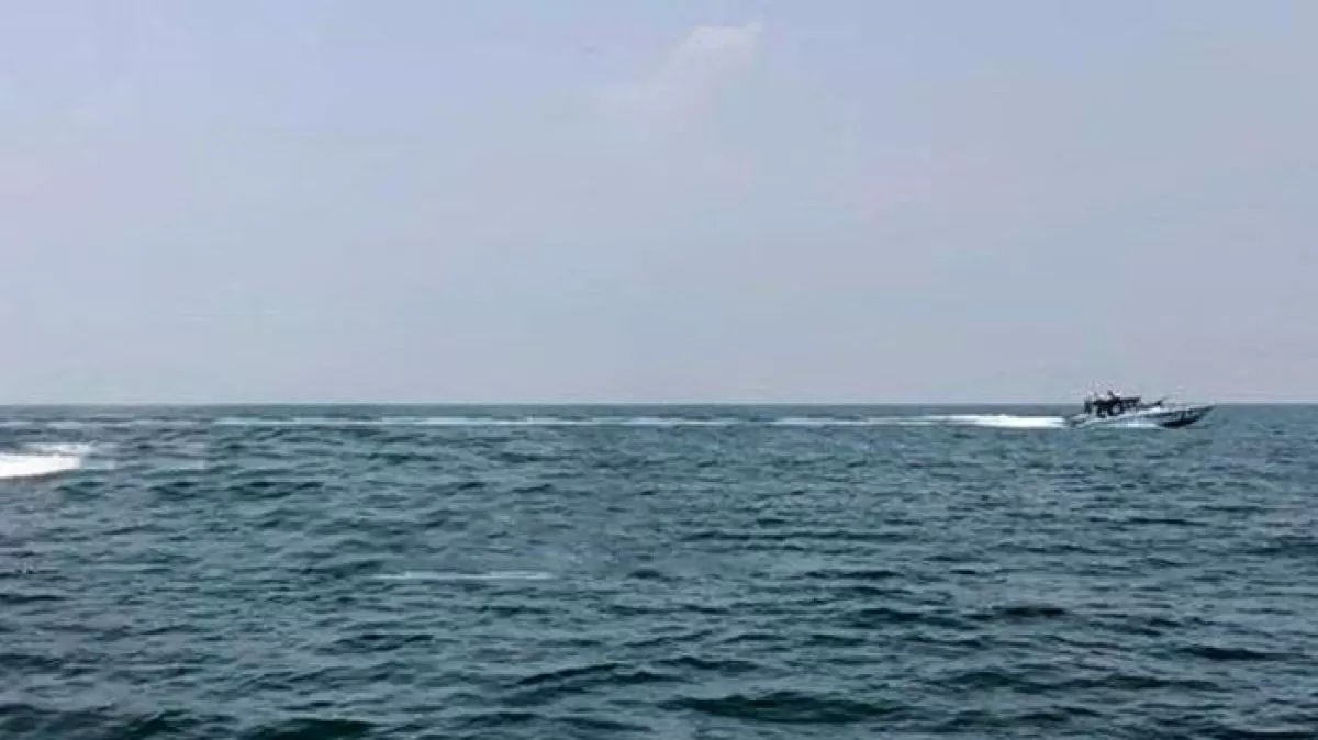 جماعة الحوثي تفقد قاربًا حاول تهريب خبراء وشحنة أسلحة إيرانية