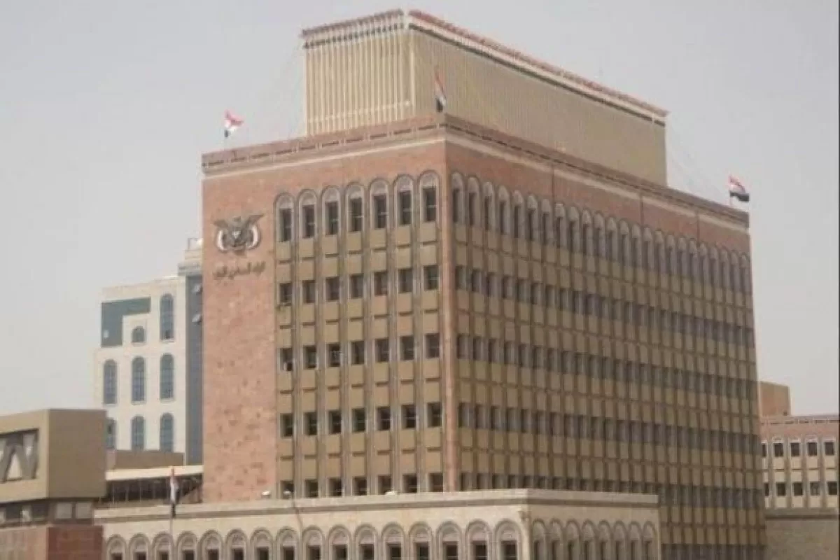 المبعوث الأممي يكشف عن مناقشات بين بنكي صنعاء وعدن لتجنب انهيار الاقتصاد اليمني