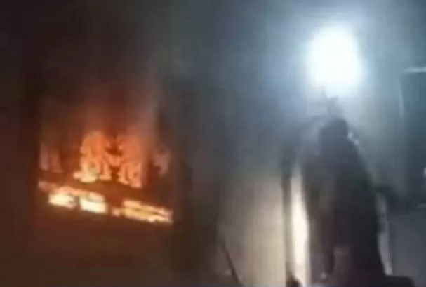 مسلحون حوثيون يحرقون منزل تربوي شمال إب
