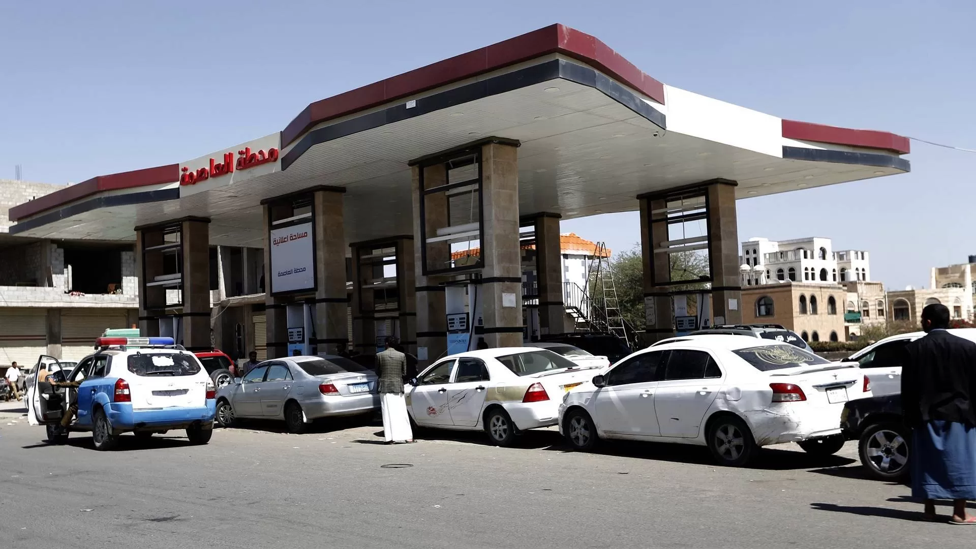 توجيهات حوثية بمصادرة الوقود تعزز المخاوف من أزمة خانقة بصنعاء