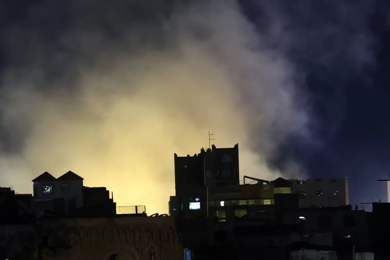 سلسلة غارات أمريكية عنيفة تستهدف مواقع للحوثيين في صنعاء وصعدة