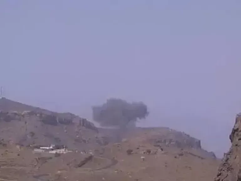 الحوثيون ينقلون مختطفين إلى مواقع عسكرية معرضة للقصف الأمريكي
