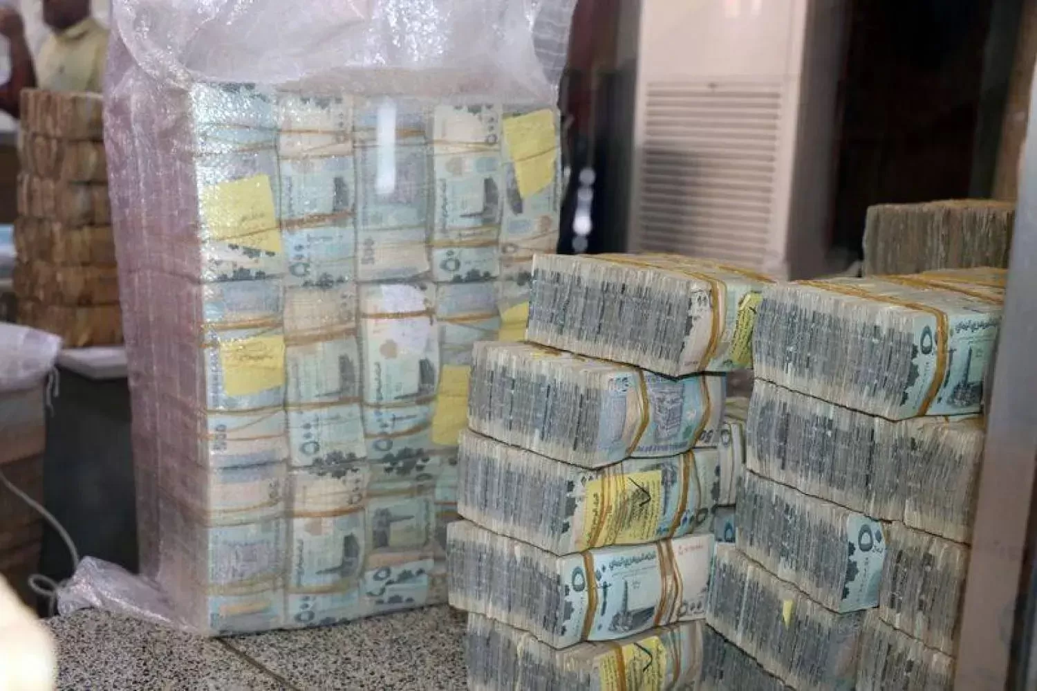 الاتحاد الأوروبي يحذر من انهيار اقتصادي وشيك في اليمن (تفاصيل)
