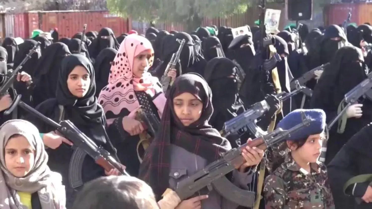 الحوثيون يجندون 16 ألف فتاة عبر أكثر من 150 مدرسة في صنعاء (تفاصيل)