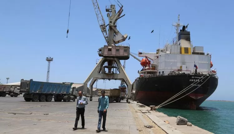 الحوثيون يمنعون سفن الشحن من التوجه إلى عدن رغم تعطل ميناء الحديدة