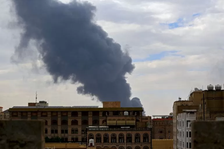 إسرائيل تستهدف مطار صنعاء وتهدد بقصف الموانئ ردًا على هجمات الحوثيين