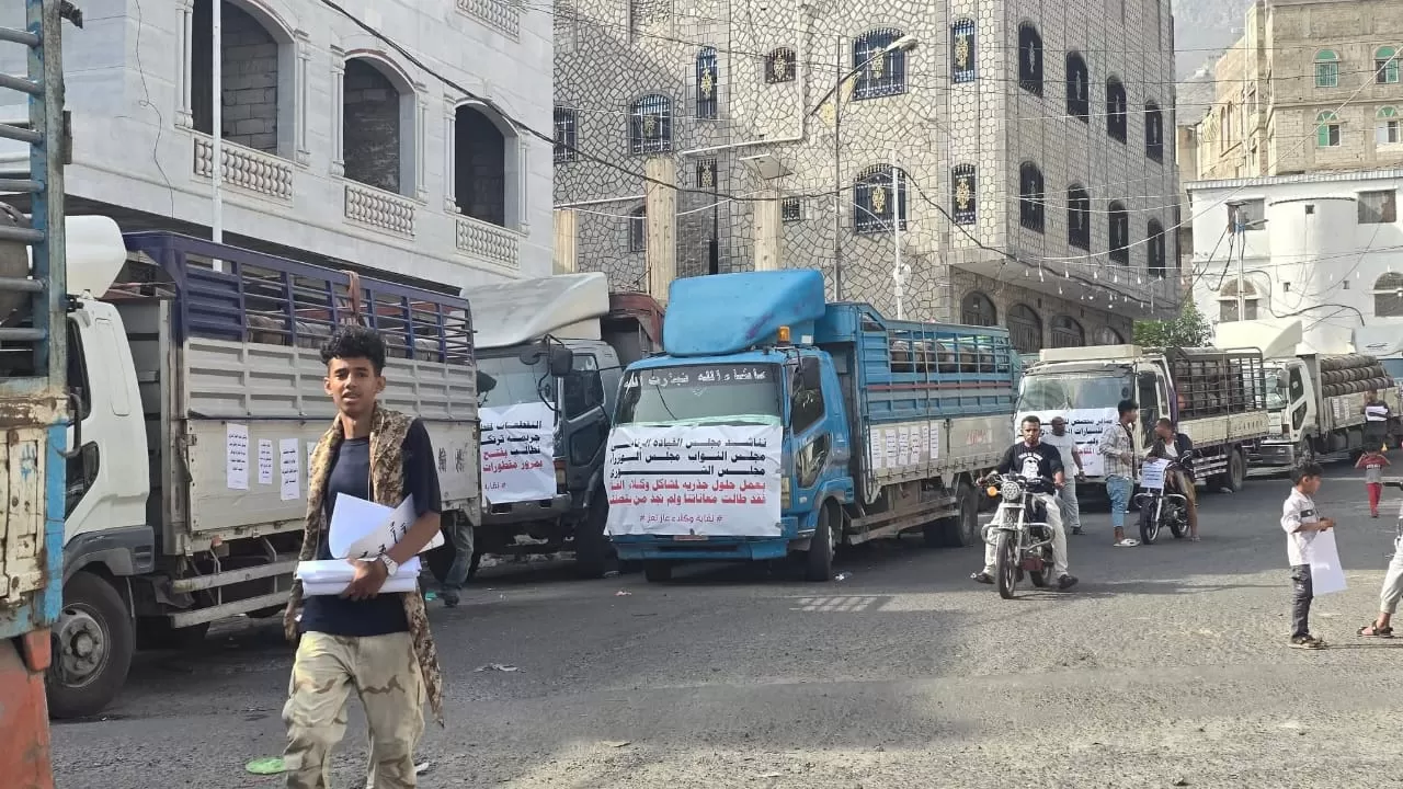 سائقو شاحنات نقل الغاز في تعز يحتجون على احتجاز المقطورات بلحج