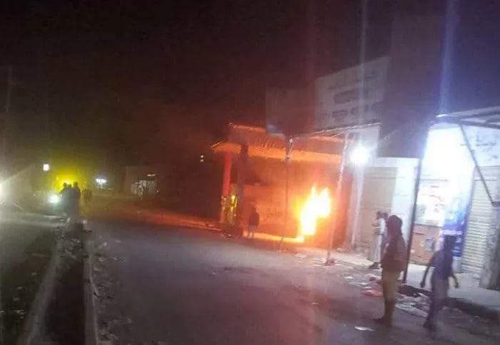 هجوم مسلح يشعل حريقًا هائلًا في محطة وقود بالجوف