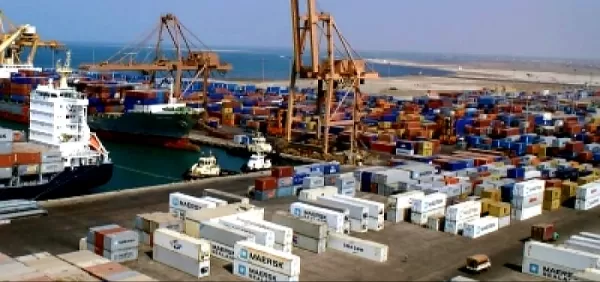 تحذيرات اقتصادية من تداعيات رفع سعر الدولار الجمركي في اليمن