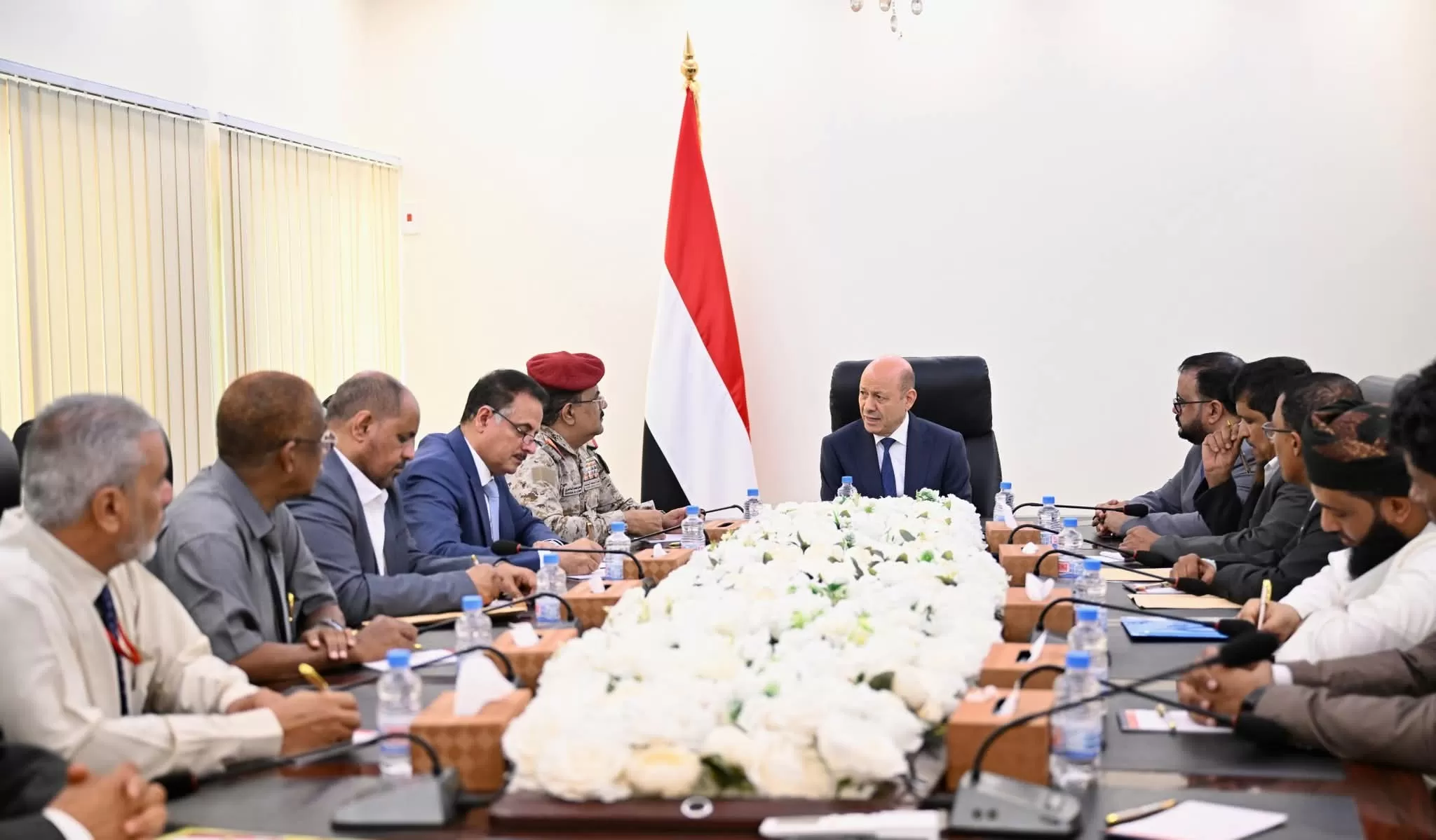 الرئيس العليمي يبحث مع سلطات المهرة أوضاع المحافظة بعد ضبط قيادي حوثي