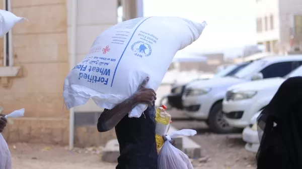 الغذاء العالمي يحذر: تقليص المساعدات في اليمن يفاقم خطر الجوع