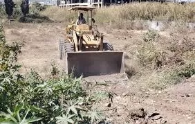 نافذ حوثي يشرع في البناء بأراضي جامعة إب وسط رفض أكاديمي