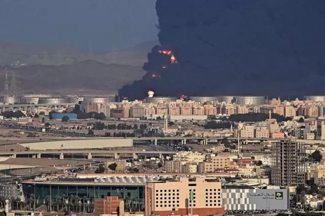 الحوثيون يلوحون باستهداف السعودية لتغطية السخط الشعبي جراء تدهور المعيشة