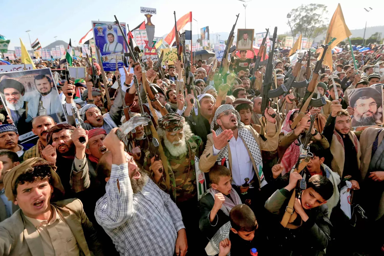 الحوثيون يفصلون أكثر من 47 ألف موظفا حكوميا واستبدالهم بعناصر موالية الحوثيون يفصلون أكثر من 47 ألف موظفا حكوميا واستبدالهم بعناصر موالية