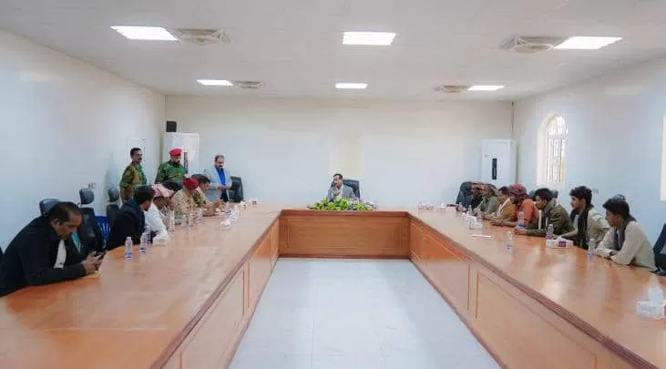 محافظ شبوة يعقد اجتماعا دون شعارات الانتقالي عقب اتصال هاتفي من العليمي