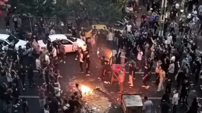 تصاعد الاحتجاجات في إيران على خلفية ارتفاع الأسعار وتدهور الأوضاع المعيشية