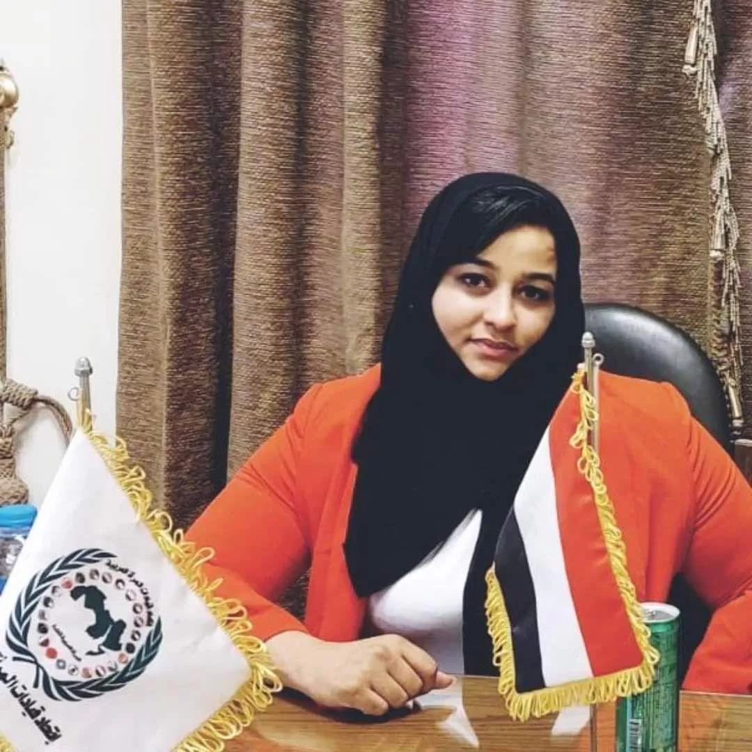 مليشيا الحوثي تواصل منع الزيارة عن المختطفة فاطمة العرولي