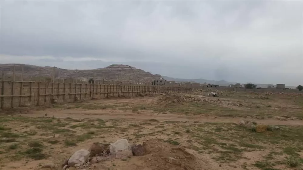 قيادات حوثية تنهب 7 آلاف لبنة من أراضي مصنع اسمنت عمران